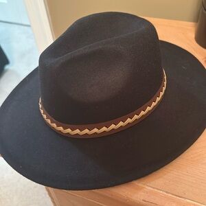 Hat never worn excellent condition and stylish